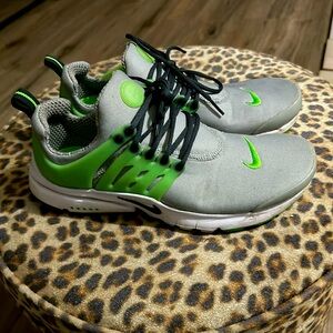 •Nike•Athletic•Shoes•Size•6Youth•